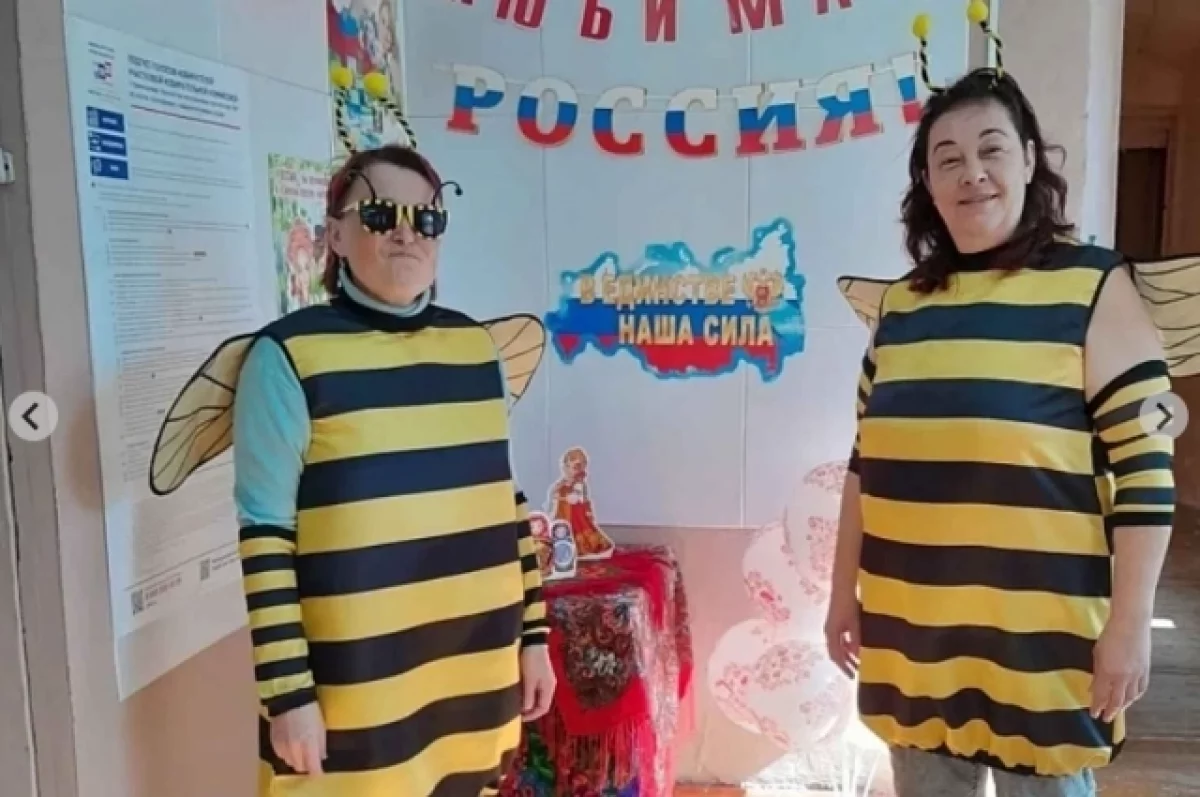 Костюмы пчёл символизируют одновременно трудолюбие и творческий подход к делу.