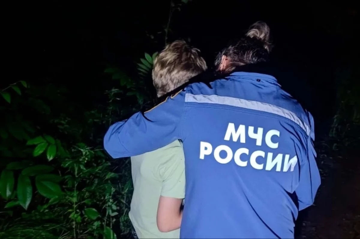 В Хабаровске пожарные спасли женщину из горящего дома