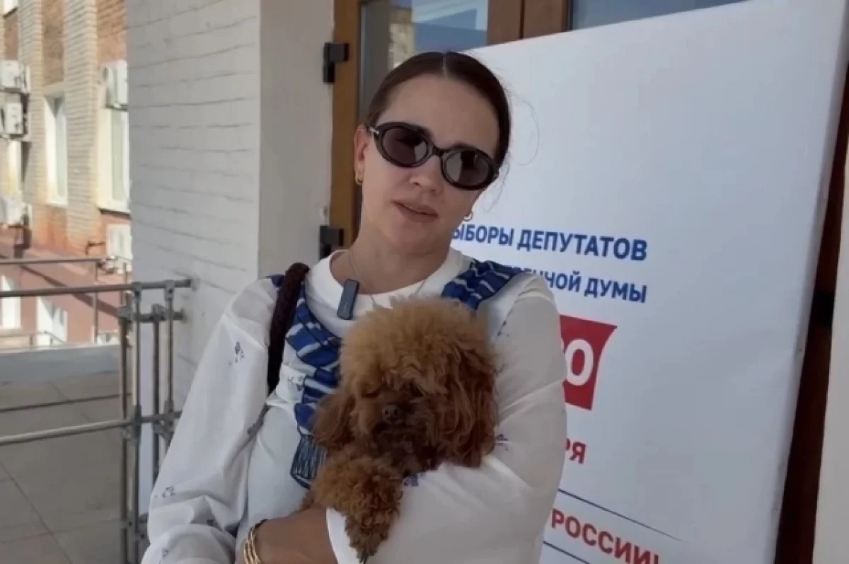 Приморцы голосуют в русских народных костюмах и со своими питомцами