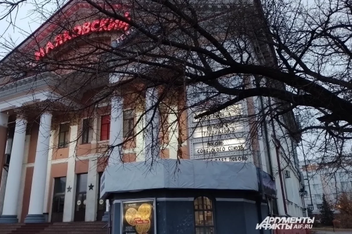 Пристройки у кинотеатра «Маяковский» сносят в Омске