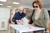 Для избирателей остаются доступны три способа отдать свой голос: дистанционное электронное голосование (ДЭГ), голосование на участке с помощью терминала и бумажного бюллетеня.