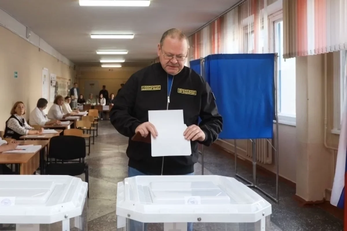 Олег Мельниченко проголосовал на своем избирательном участке