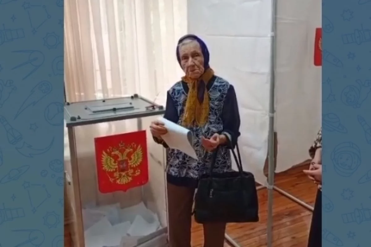 В Махачкале 95-летняя Полина Фильчакова пришла на выборы и прочитала стихи