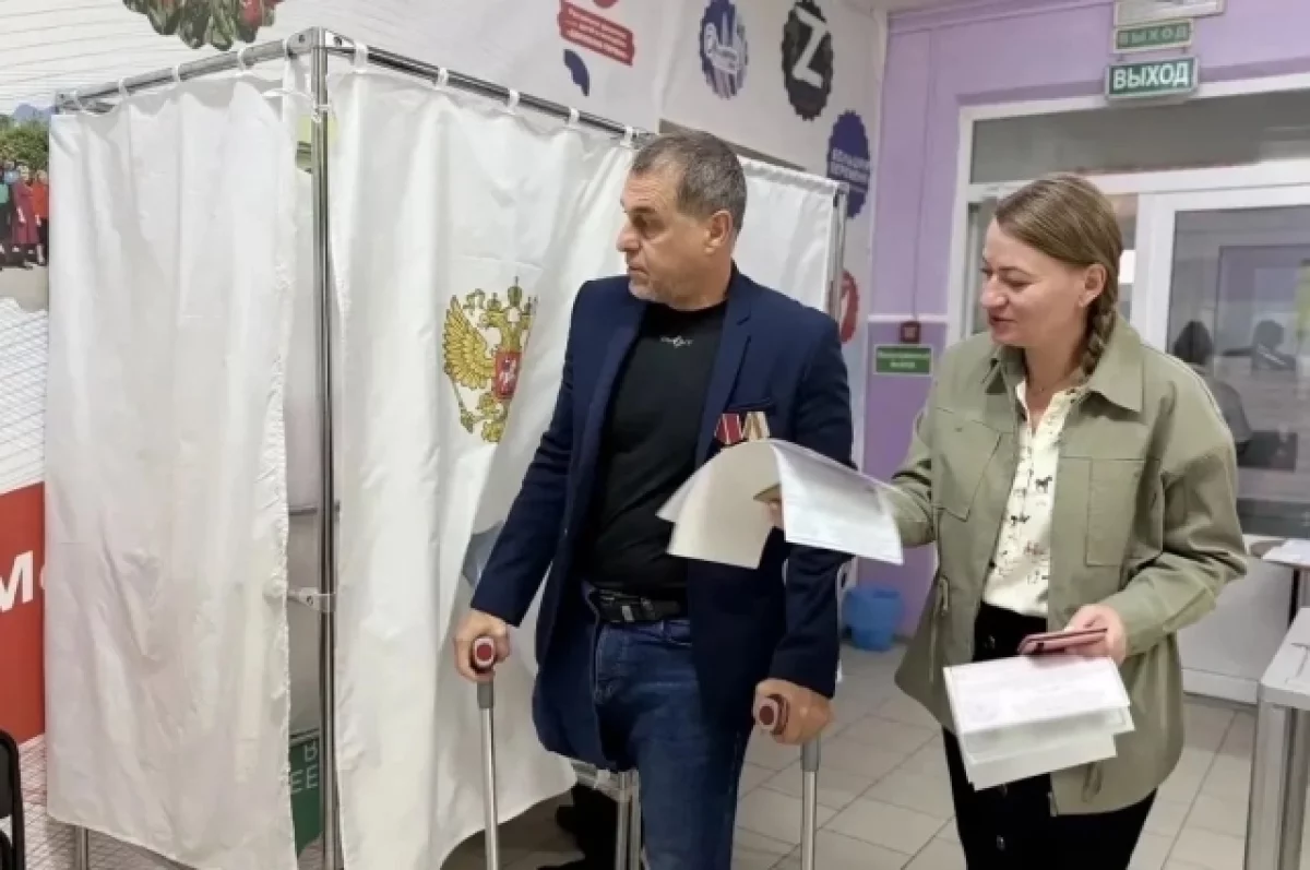 На Ставрополье герой СВО после ранения пришел на выборы вместе с женой