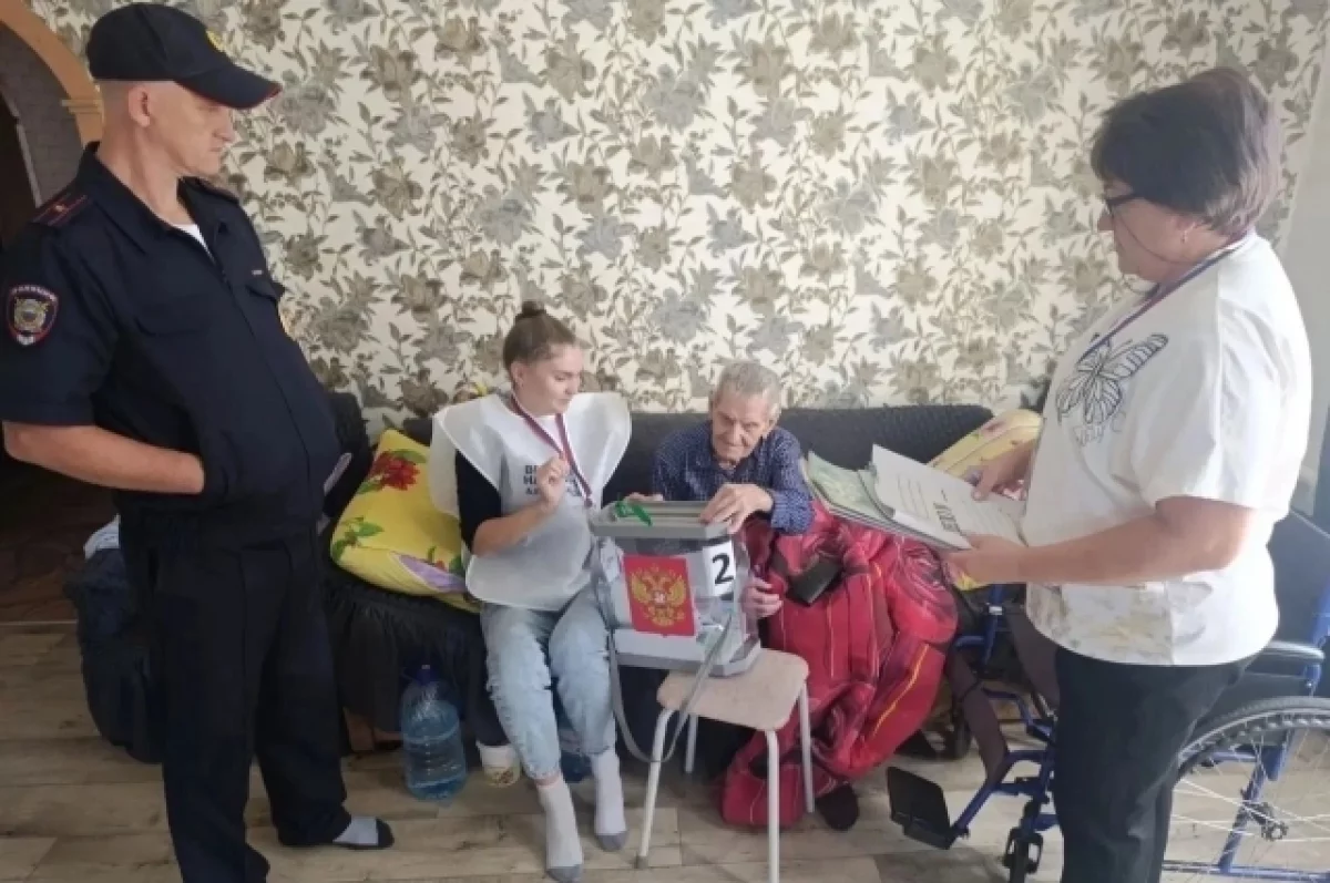 100-летний ветеран войны проголосовал на дому в Алтайском крае