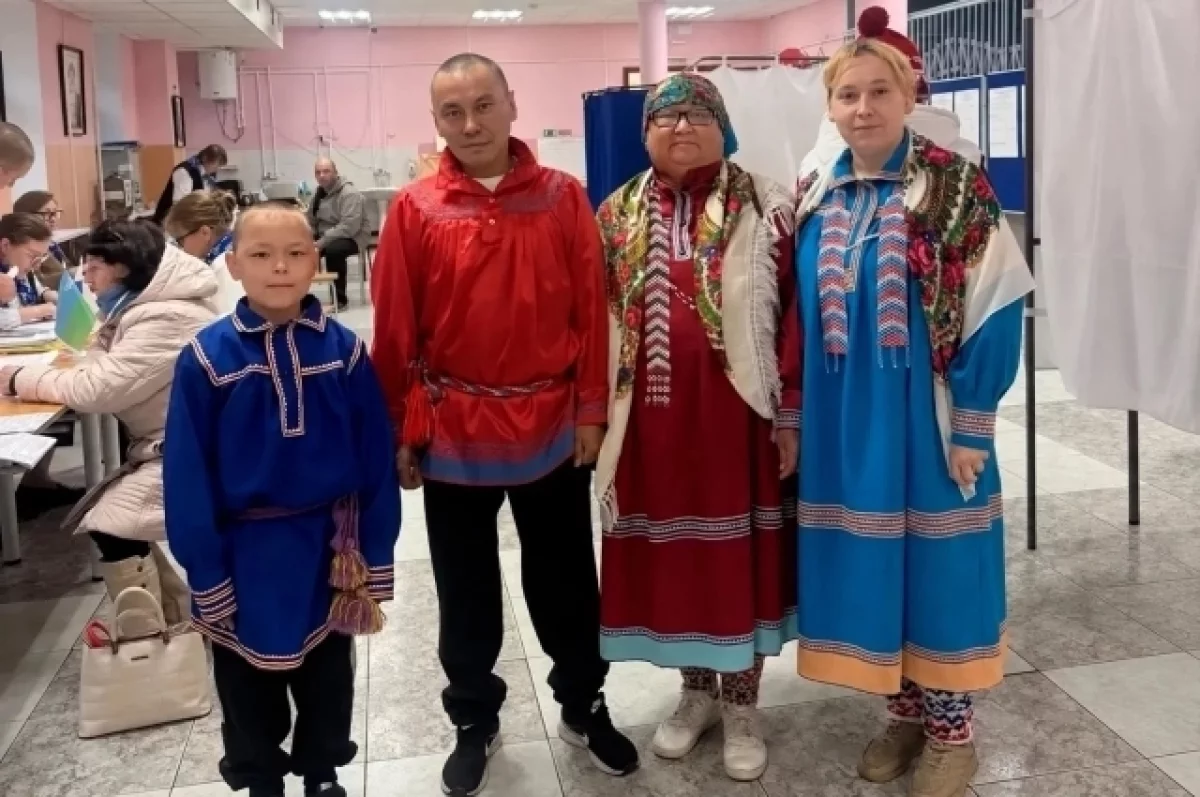 В Югре на участки пришли голосовать ханты и манси в национальных костюмах