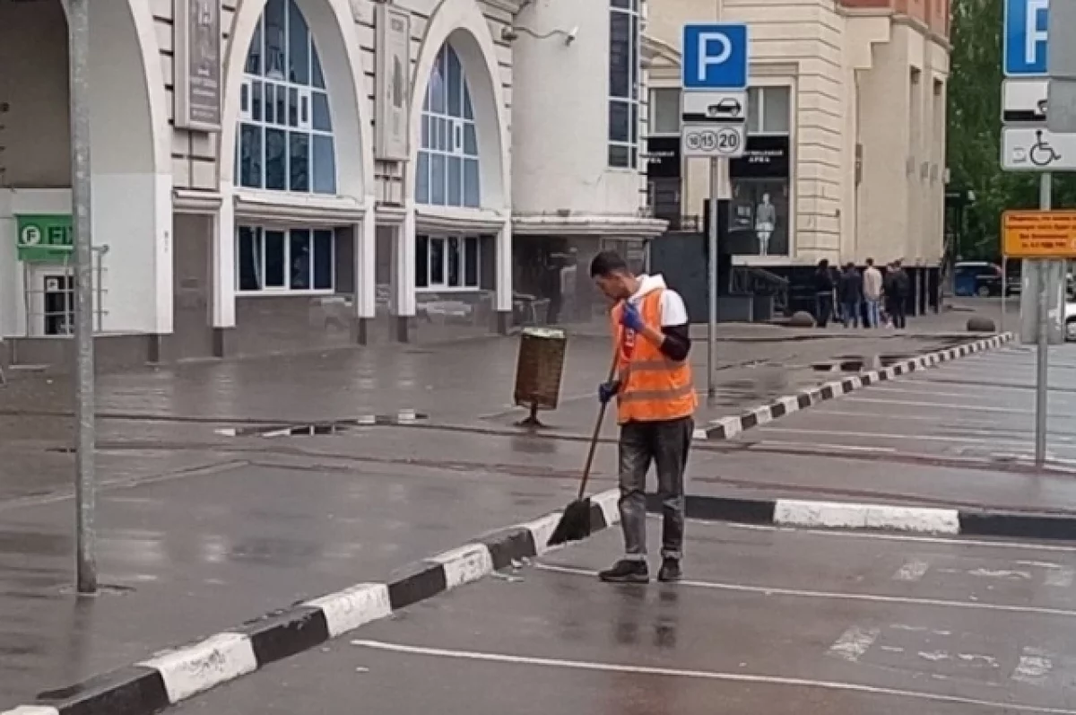 В Туле продолжается уборка улиц и тротуаров