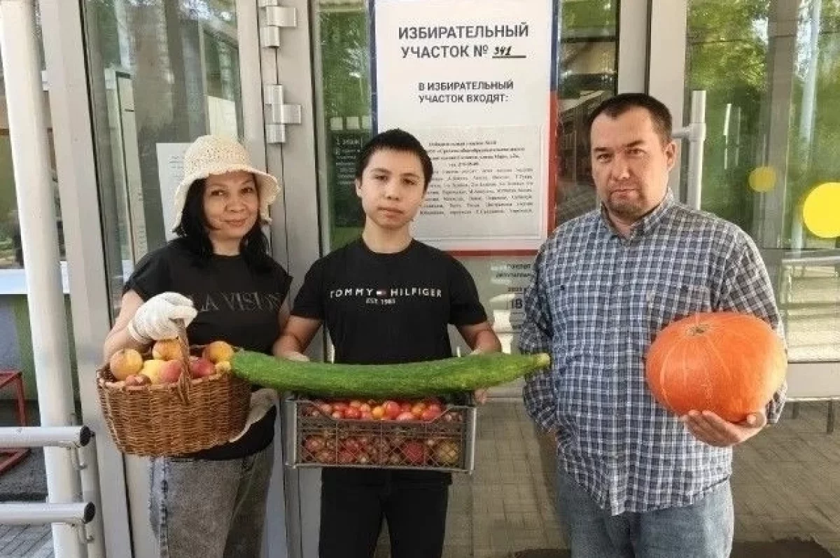 Рекордсменка России пришла на выборы в Казани с огурцом длиной 93 см.