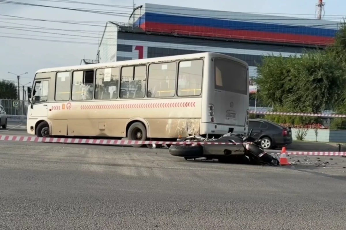 В Красноярске автобус сбил мотоциклиста — водитель погиб