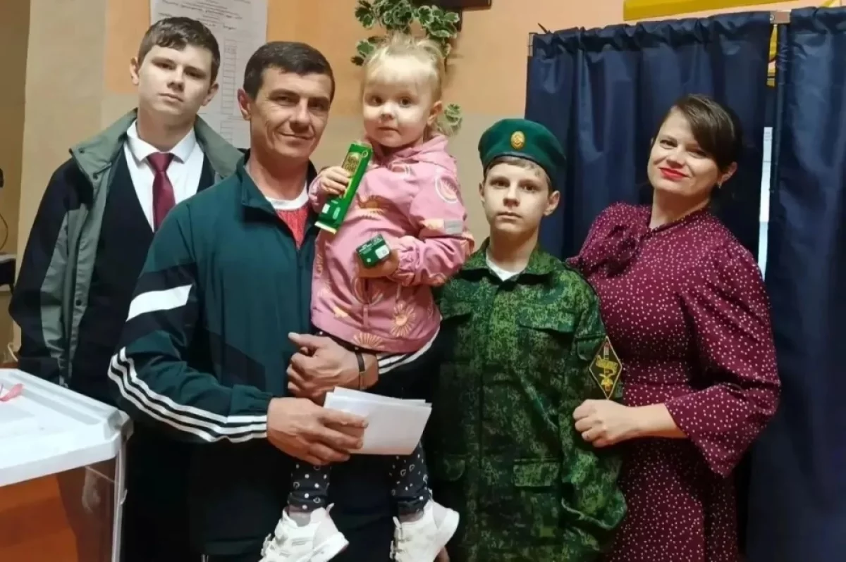 На избирательные участки в Саратовской области приходят большими семьями