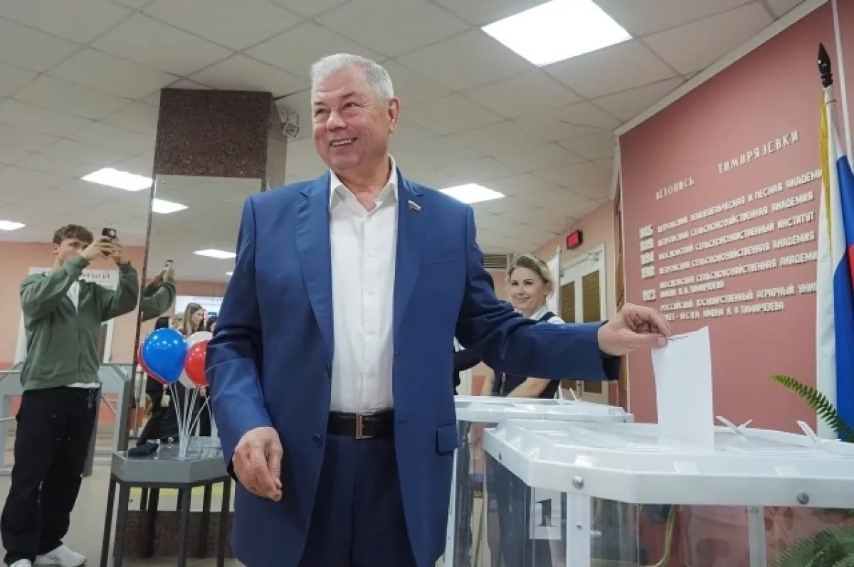 Сенатор Анатолий Артамонов проголосовал на выборах в Госдуму в Калуге