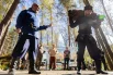 Участники состязались в числе приседаний за 30 секунд с 4-пудовым мешком (около 65 кг) на плечах.