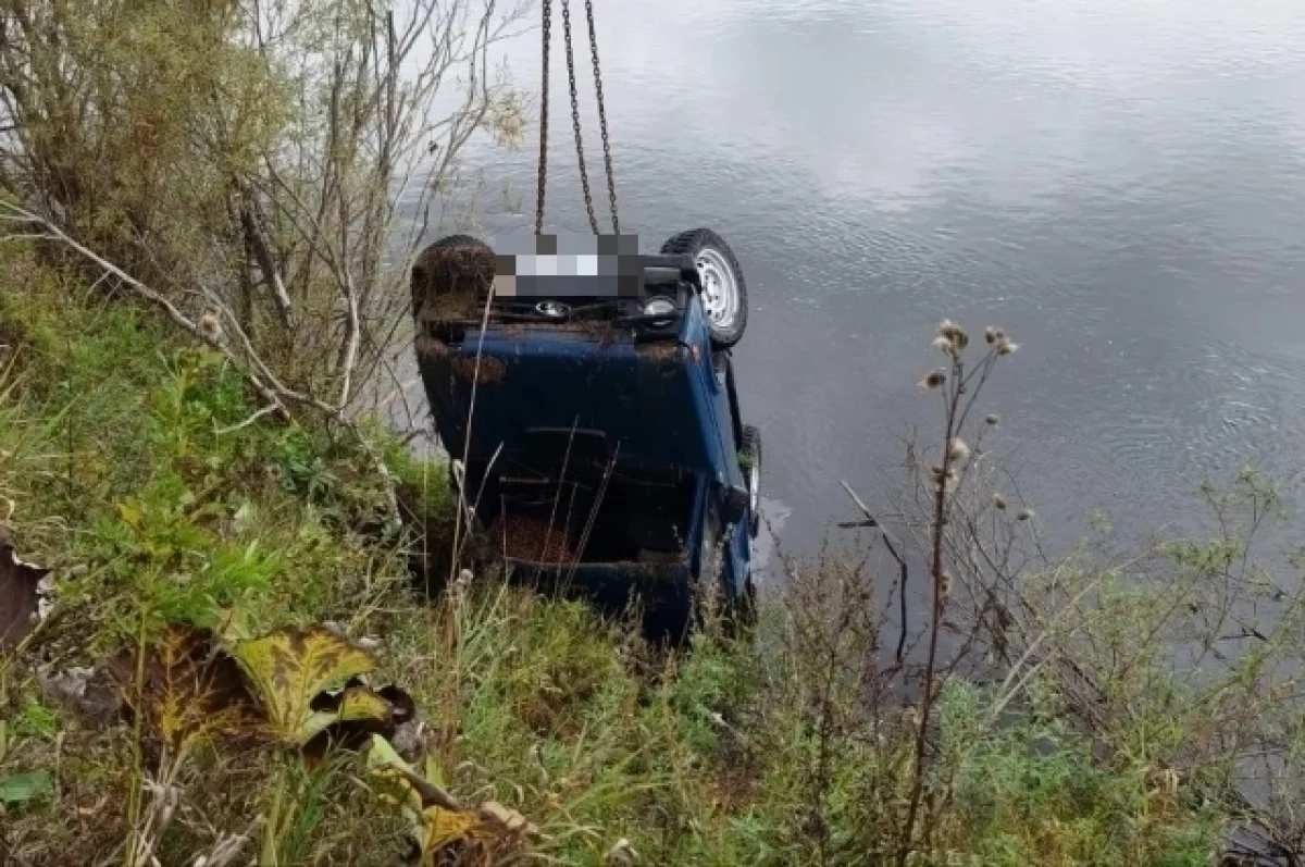 В Котласском округе спасатели продолжают поиски водителя после ДТП на воде