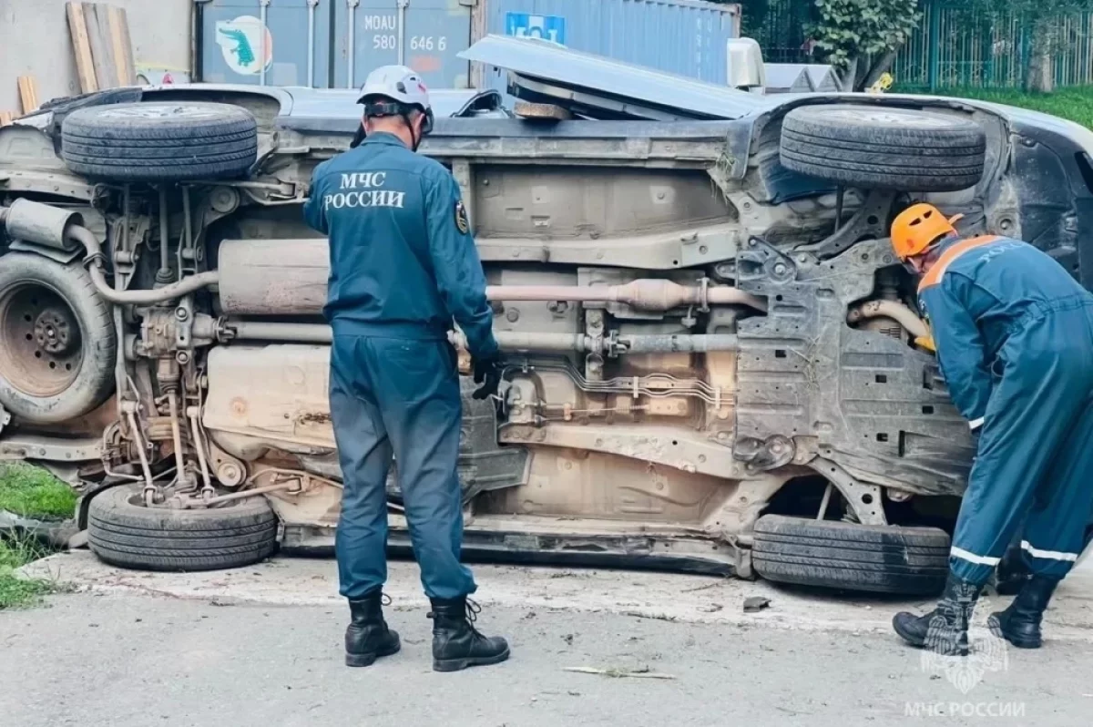 На Камчатке водитель чудом спасся из машины, рухнувшей с подпорной стенки