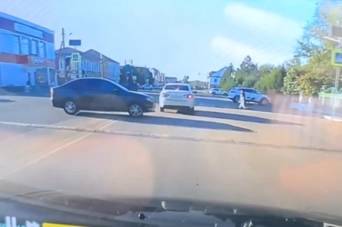 «Чуть не поседела»: водитель выехал через сплошную перед авто — видео