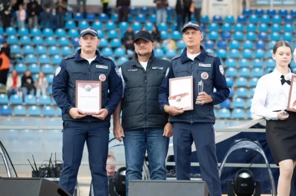 Тольяттинские инспекторы ДПС спасли ребёнка, которому стало плохо в машине