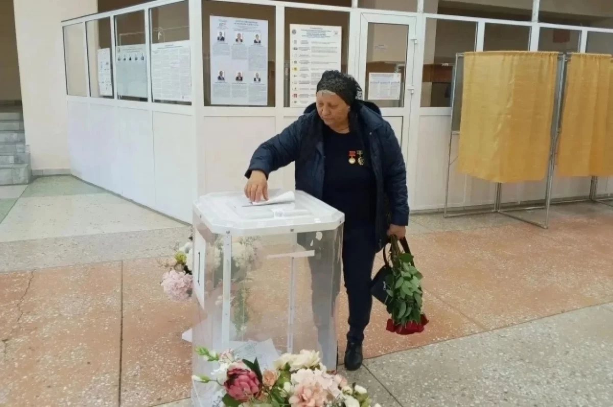 Мама погибшего героя СВО проголосовала в Башмакове, где увековечили его имя
