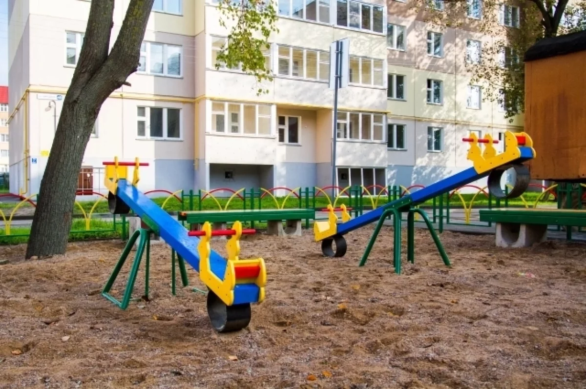 В Калининграде открыли новую детскую площадку на улице Емельянова