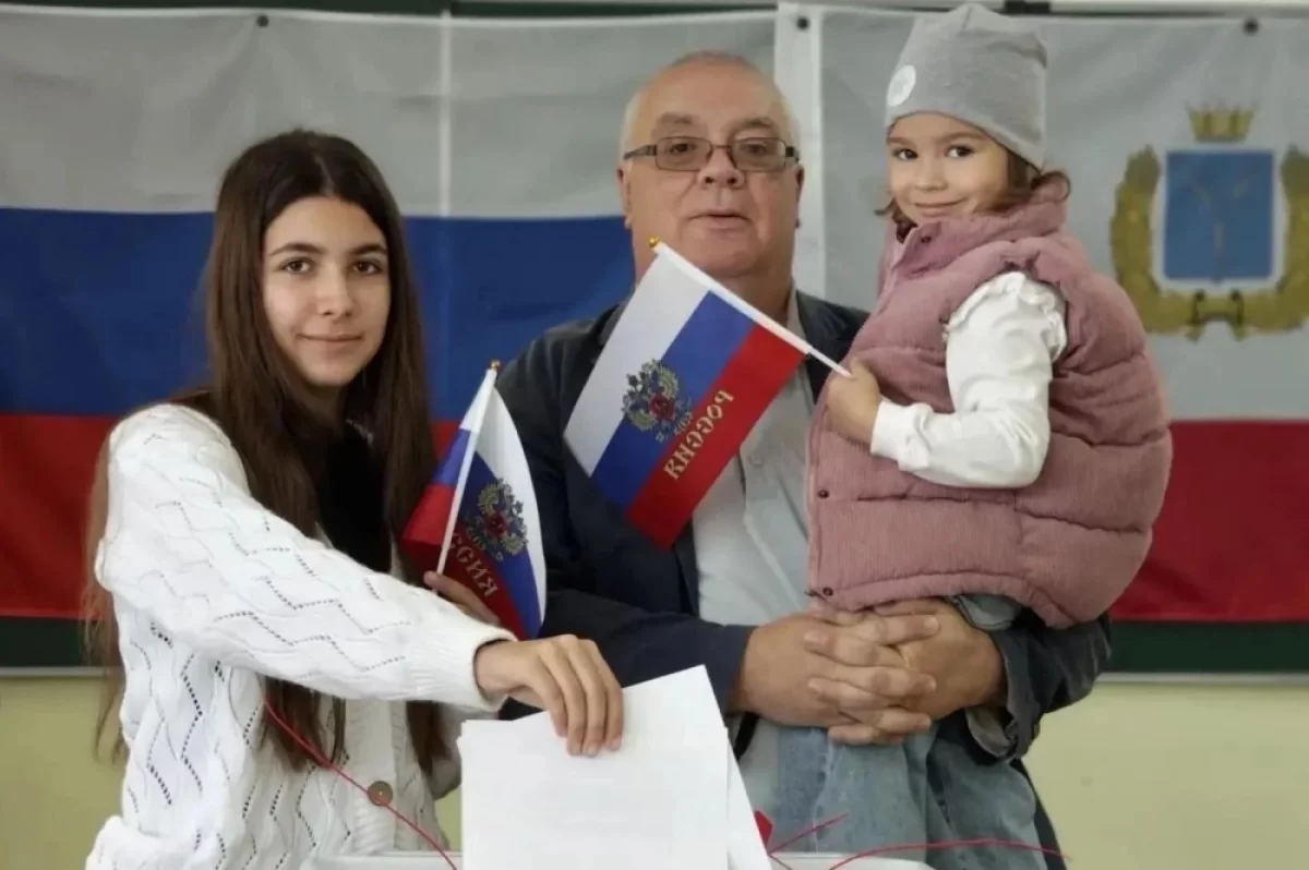 Семья показала фото с выборов с разницей в 2 года