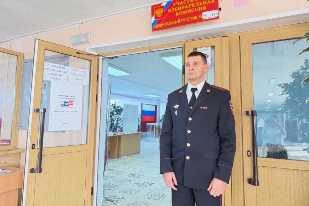 Полицейские обеспечивали порядок на каждом избирательном участке.
