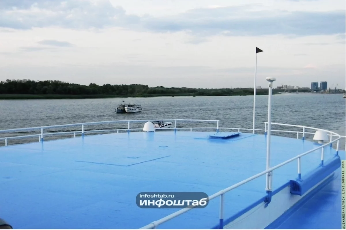 Шедший в Астрахань сухогруз с пшеницей сел на мель на Волге