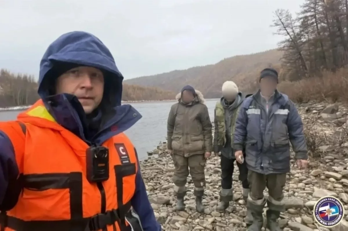 Троих рыбаков после опрокидывания лодок нашли в Якутии