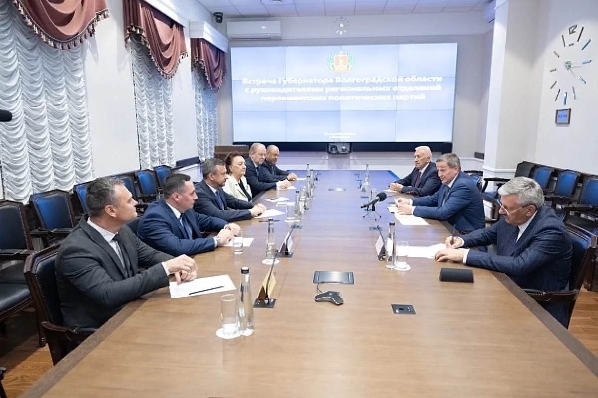 Волгоградский губернатор встретился с главами реготделений партий