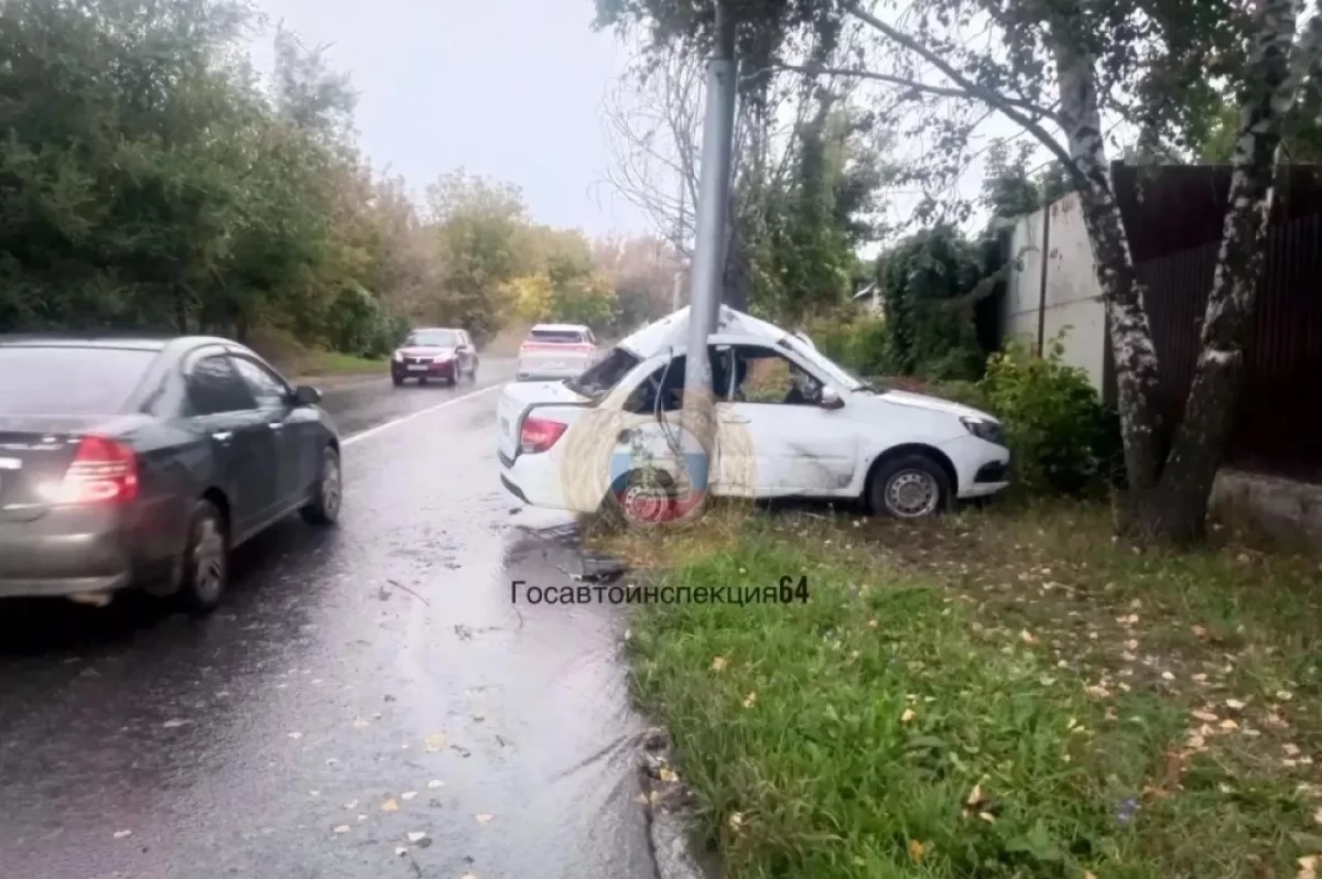 Молодой водитель «Гранты» врезался в столб в Саратове