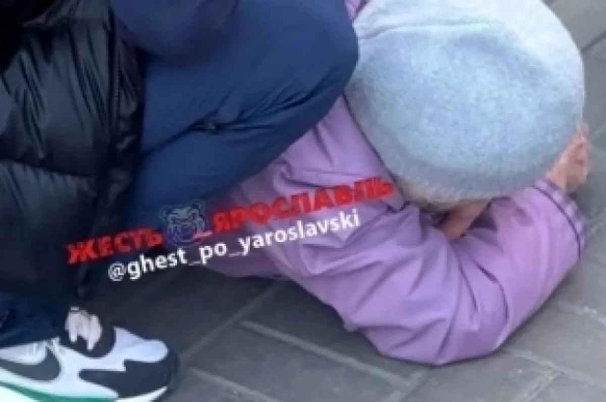 В Ярославле трос у ТЦ «Нива» отправил пенсионерку в больницу