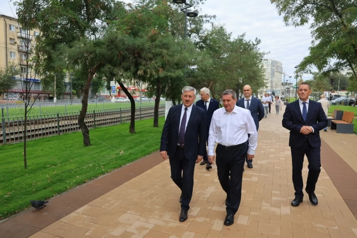 Губернатор и мэр прошлись по обновлённому проспекту Металлургов Волгограда