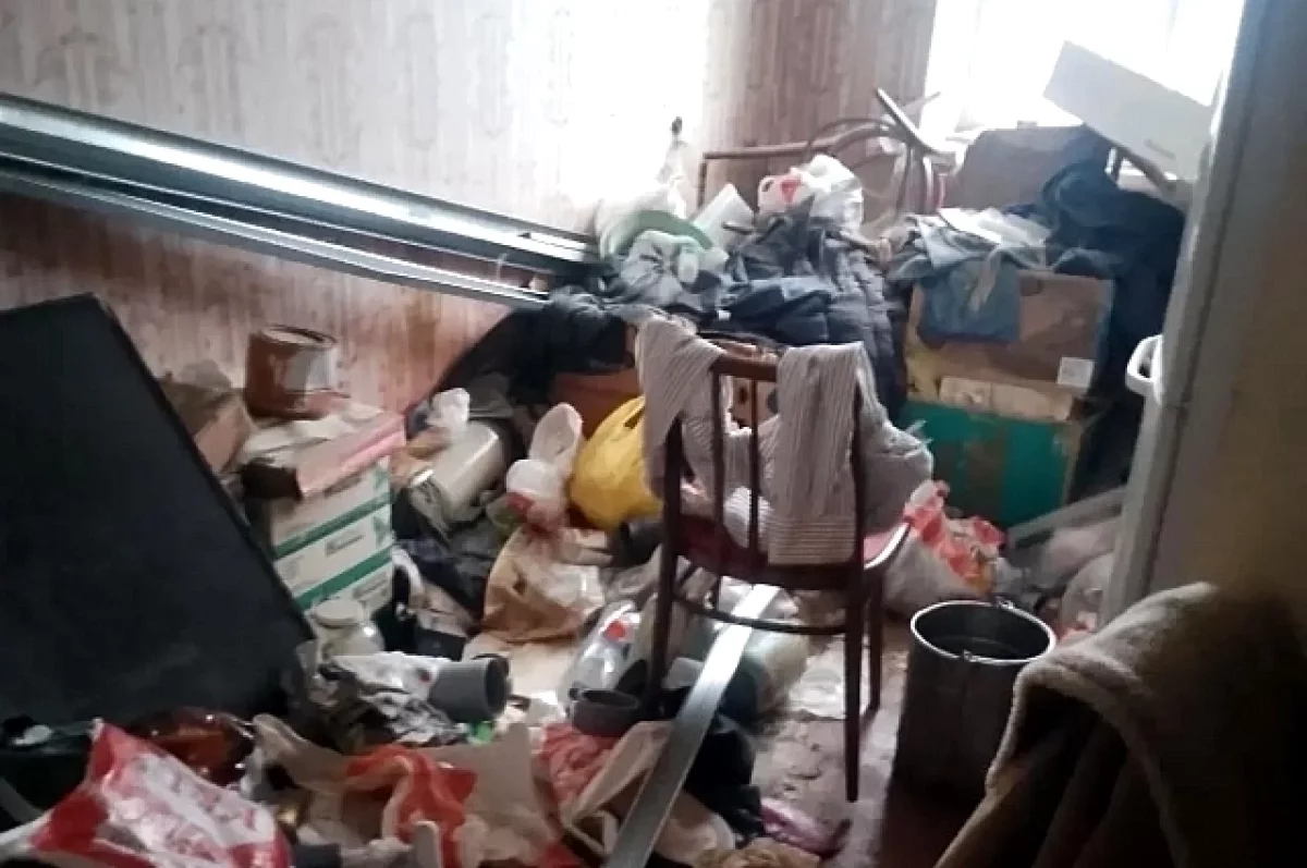 В Уфе принудительно вывезли десятки мешков мусора из квартиры «Плюшкина»