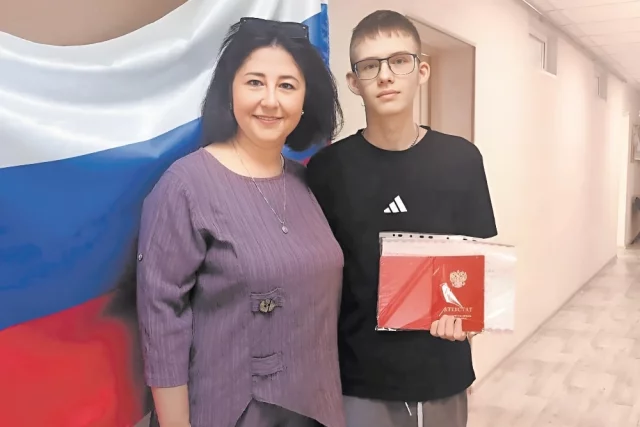 Учитель Ирина Гаврик гордится своим учеником Дмитрием и его красным аттестатом за 9-й класс.