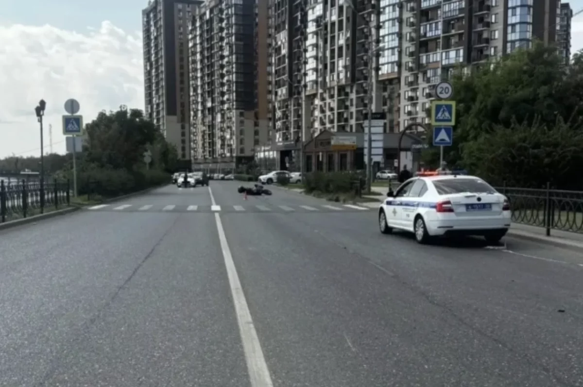 Не уступила дорогу: в Астрахани иномарка протаранила мотоцикл