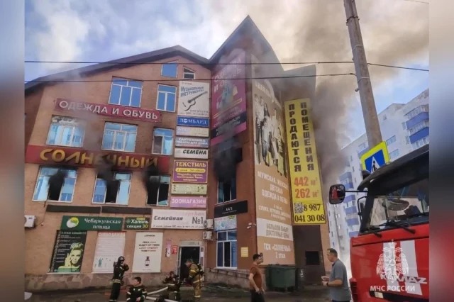 Девушки приехали в торговый центр, чтобы выбрать подарок для мамы.