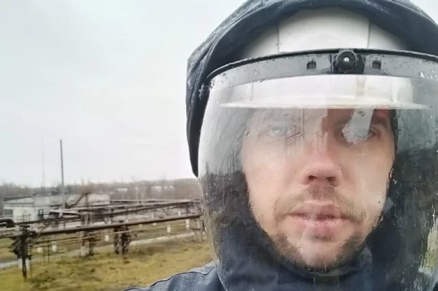 Представитель трудовой династии Олег Ворожейкин трудится в любых условиях, днем и ночью, чтобы все на химическом производстве работало, как часы. 