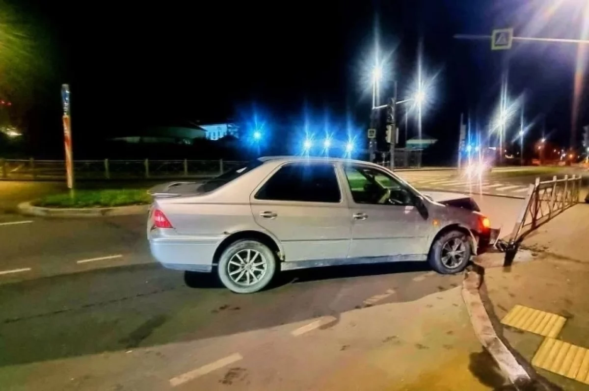 В Южно‑Сахалинске водитель Toyota Vista протаранил дорожное ограждение