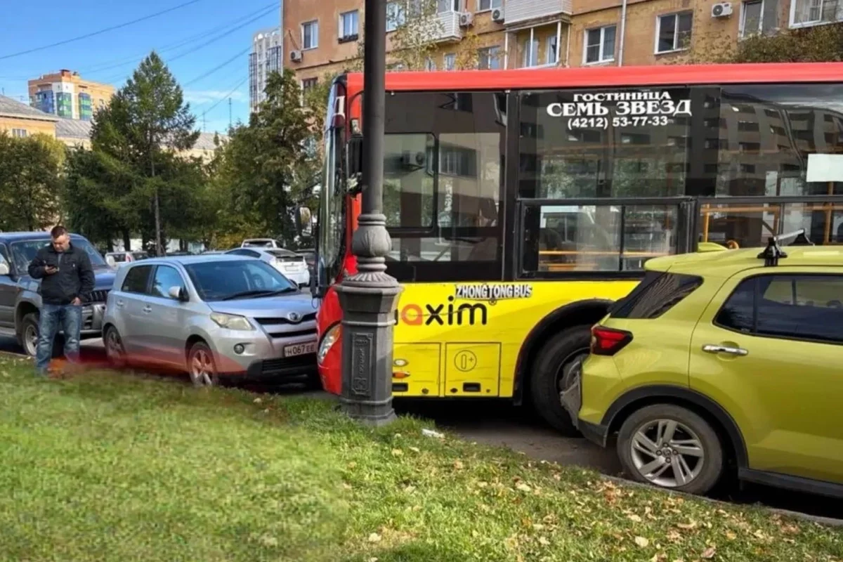 В Хабаровске автобус поехал без водителя и протаранил три машины