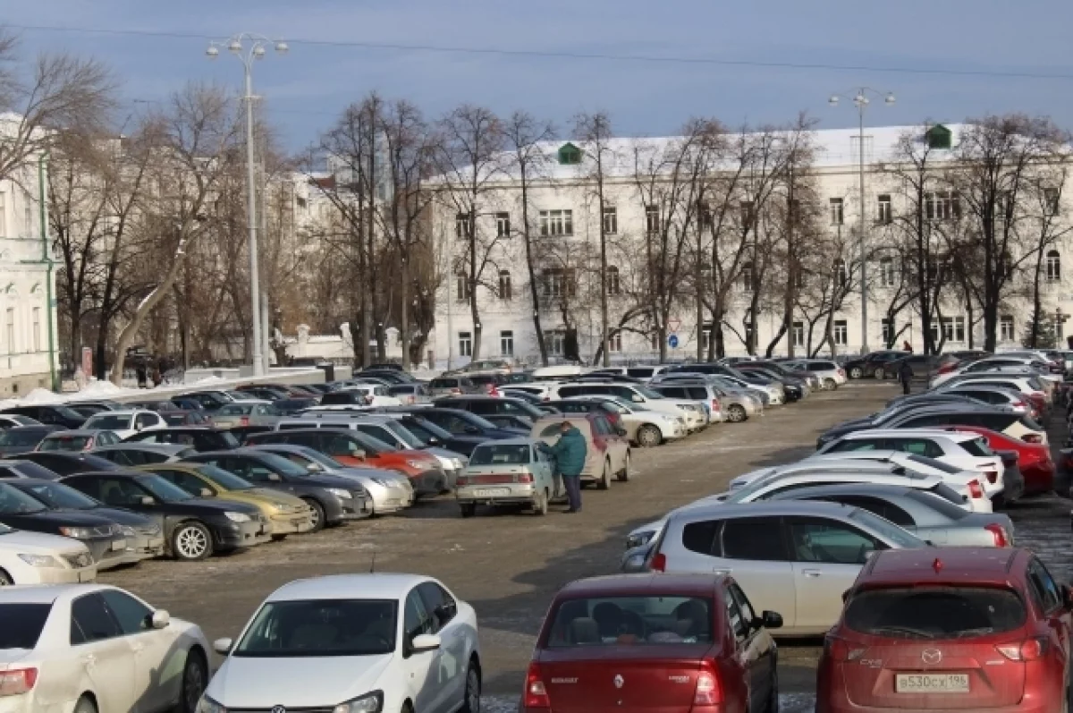 Вернуть парковку на Площади 1905 года просят в гордуме Екатеринбурга