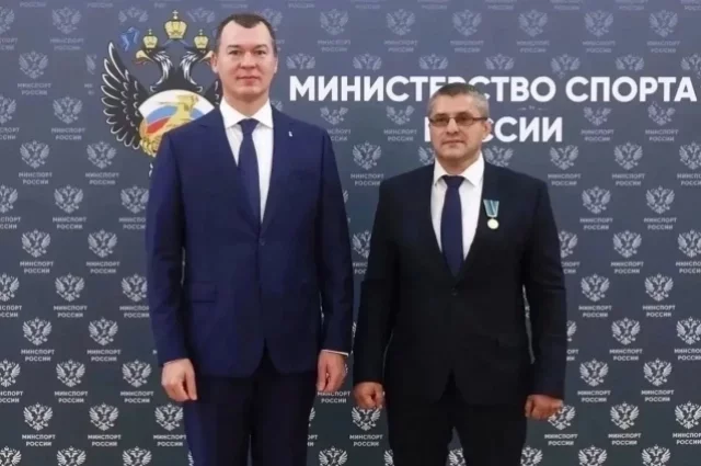  Министр спорта России Михаил  Дегтярев вручил Алексею Исаеву медаль Николая Озерова.