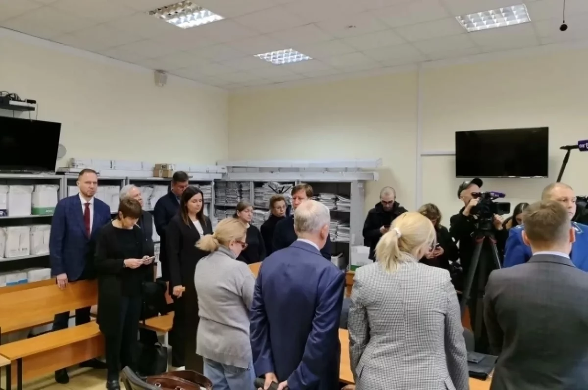 В Петербурге директора школы и чиновницу осудили за «мёртвые души»