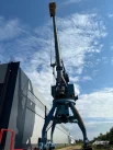 Кран на территории судоверфи. 