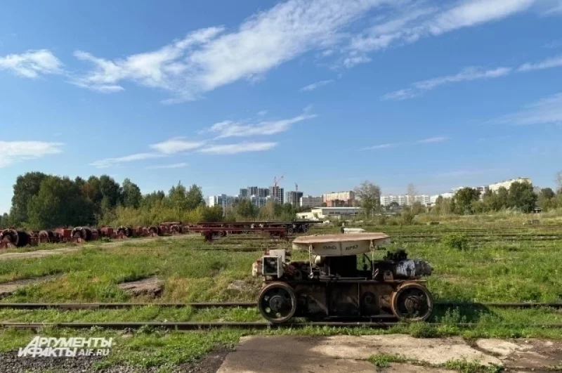 С помощью таких тележек суда доставляют к воде.