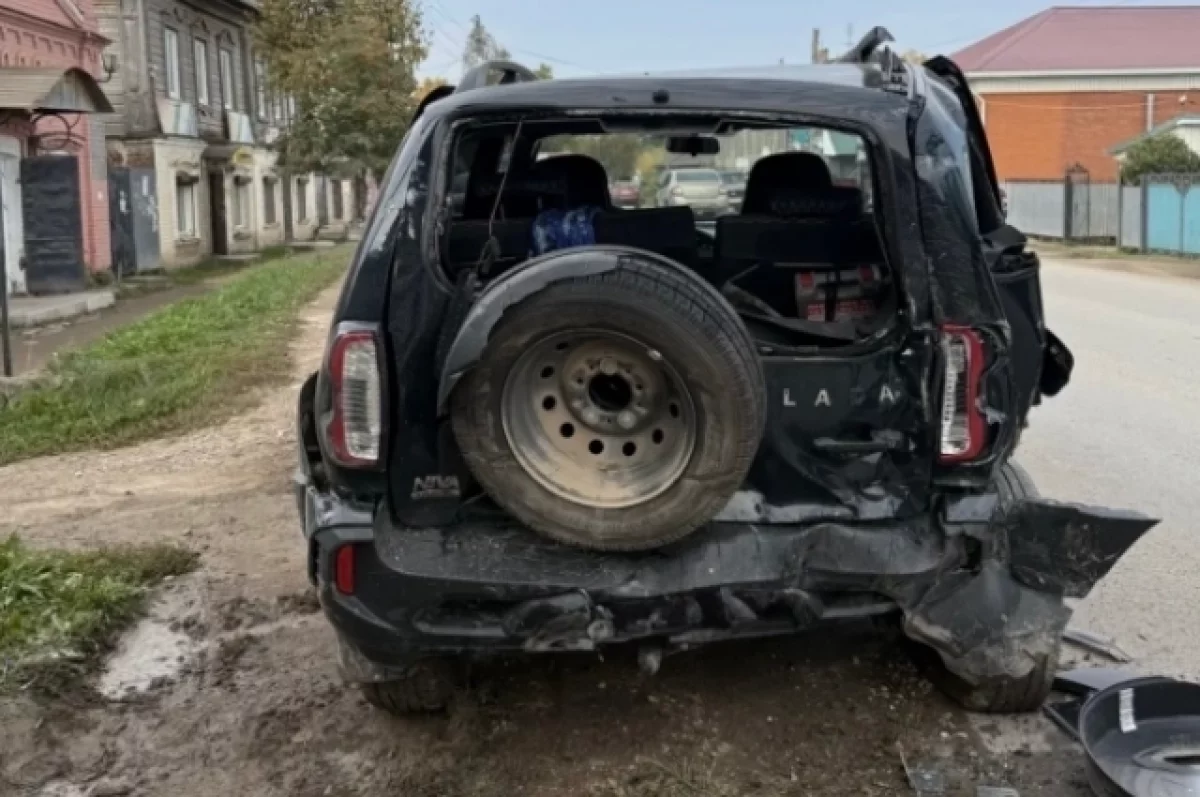 В Кировской области в ДТП с влетевшим в дерево авто пострадали молодые люди