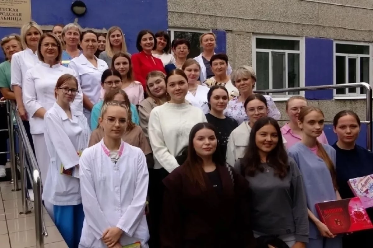 Свердловские больницы в городах и селах пополнили молодые специалисты