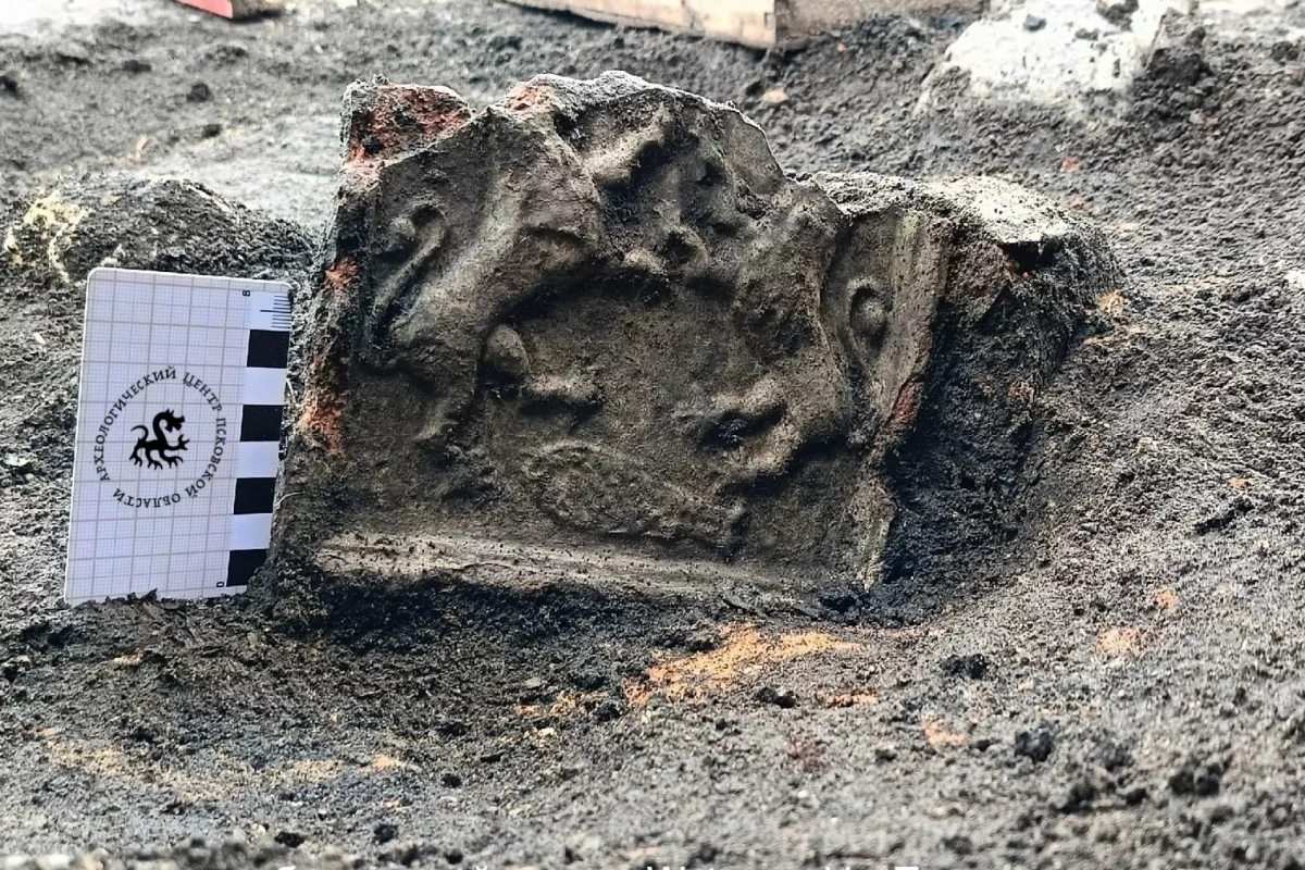 В Пскове нашли изразец с геральдическими львами