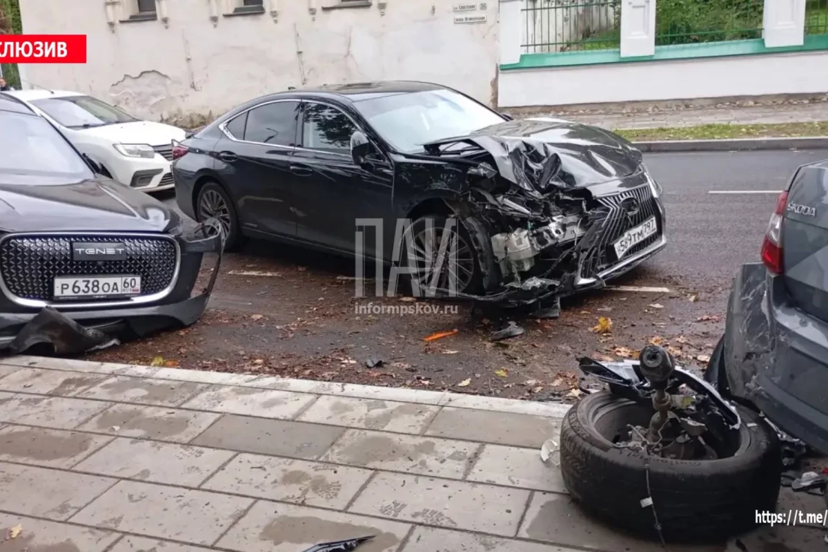 В Пскове Lexus протаранил три припаркованные машины