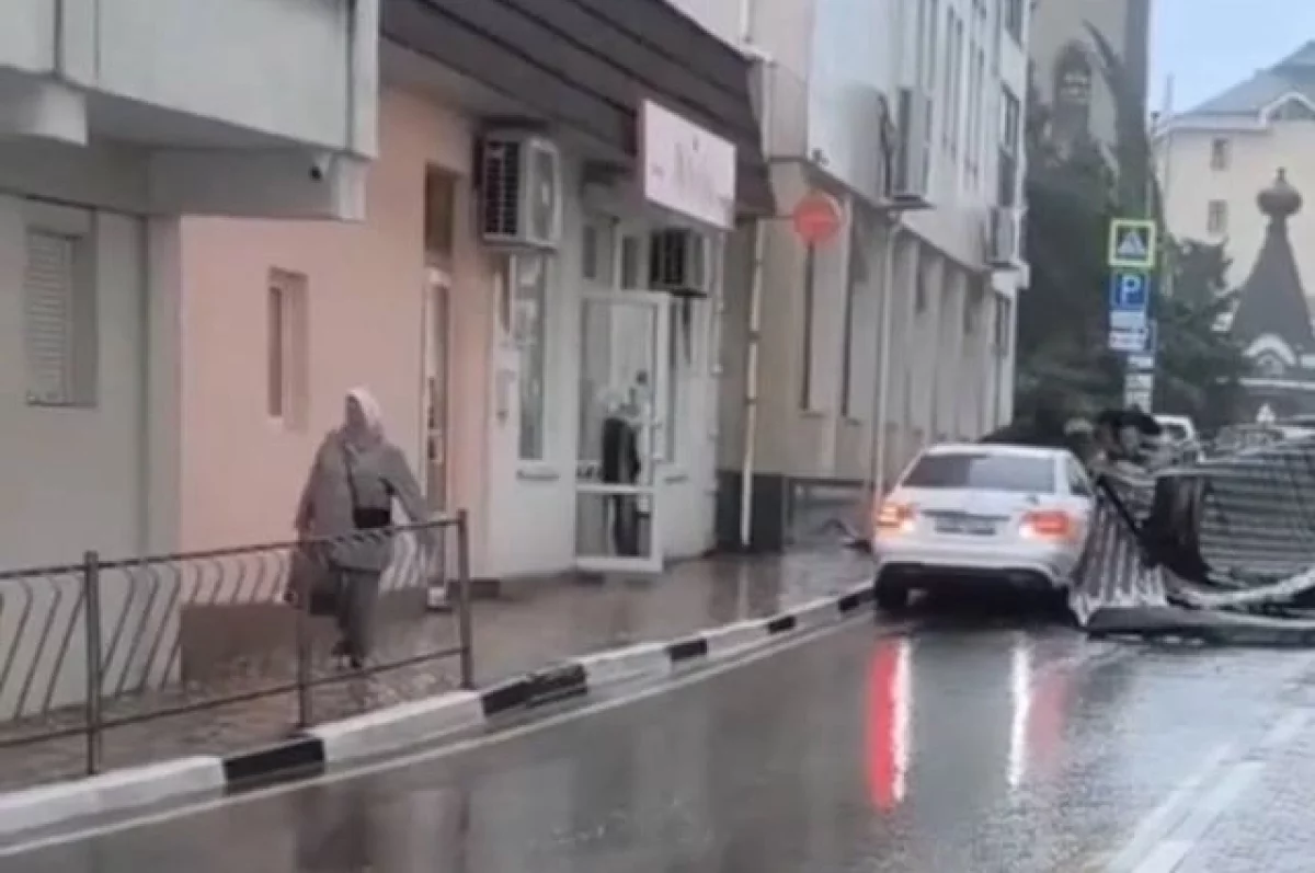 После падения кровли на машину в Алуште прокуратура начала проверку