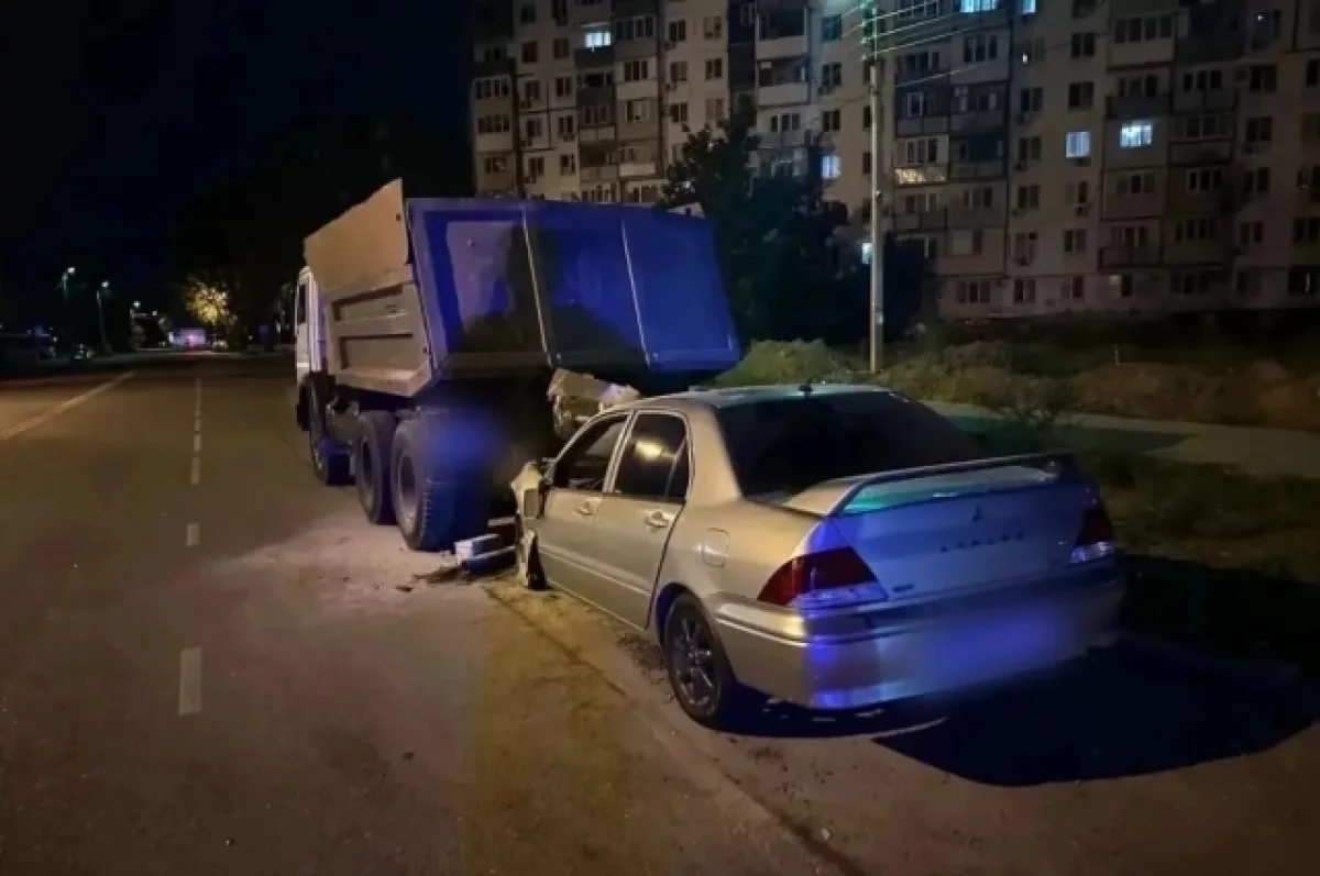 На улице Аксакова 20-летний водитель влетел в припаркованный «КамАЗ»