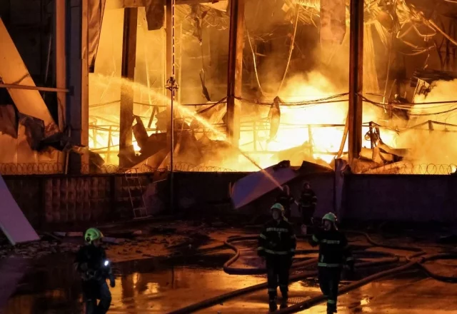 Первые удары возмездия по территории Украины были нанесены сразу после полуночи.