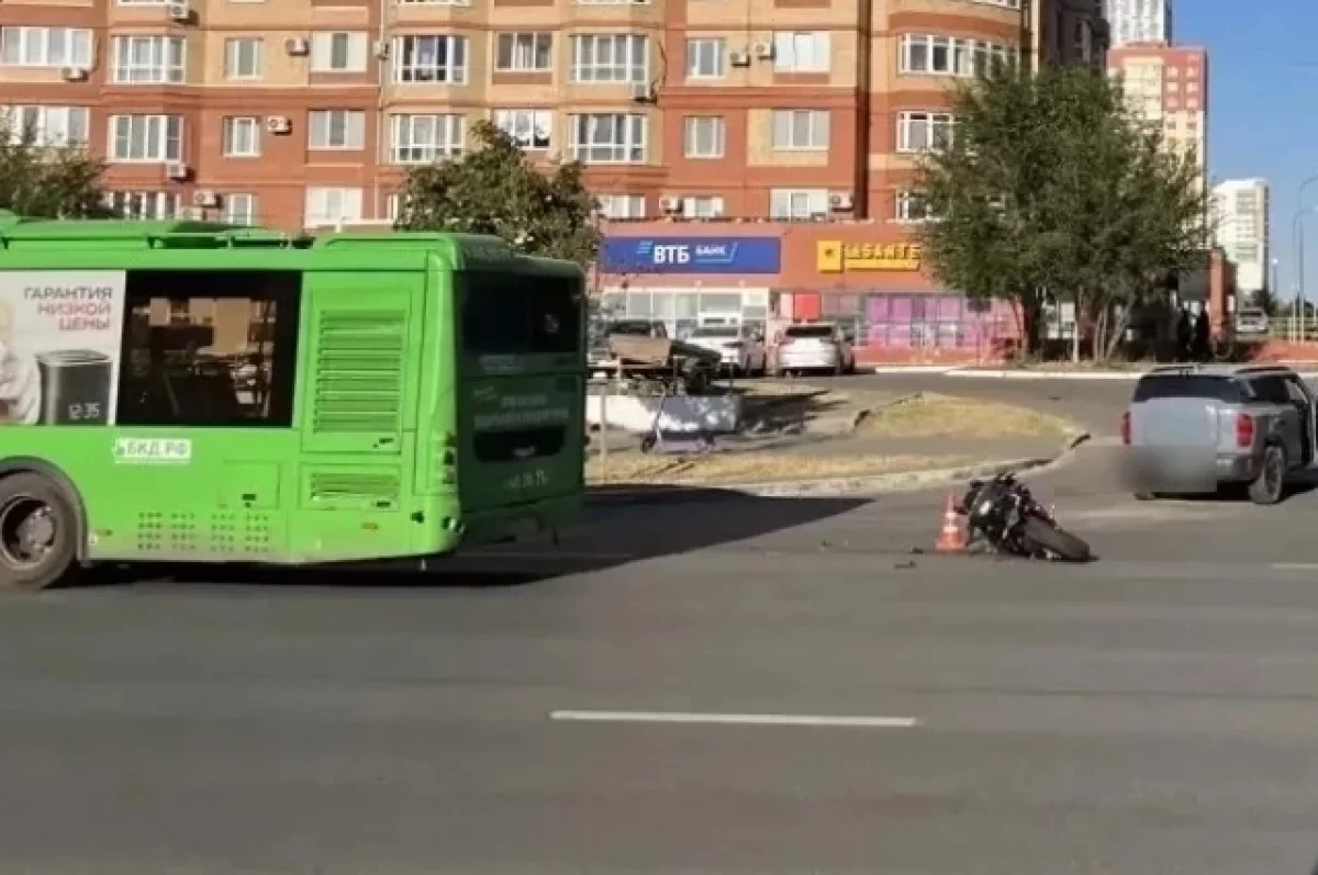 Закрыл мотосезон: в Оренбурге с места ДТП госпитализирован мотоциклист